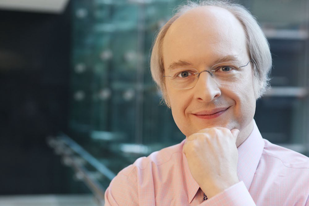 Jakob Nielsen con la mano sul mento